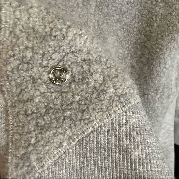 Lululemon Stand Out Sherpa Jacket
Heathered Core Light Grey / Silver Drop size 4 - Picture 8 of 13